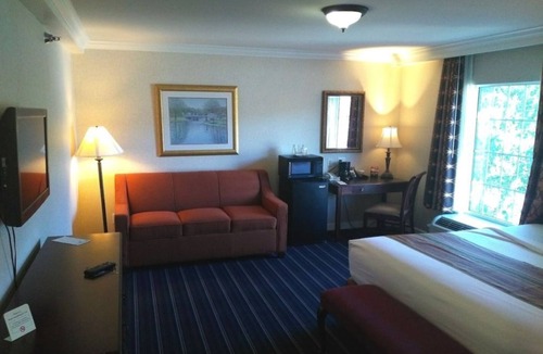 West Orange Hotel | Peaceful Stay Room with Gym in West Orange