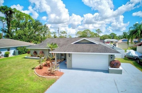 Sebring House | “Peaceful villa with pool, near lakes, shops & highways – perfect getaway”