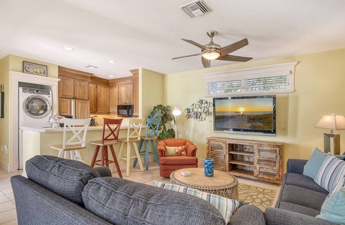 Siesta Key House | Peacock Villa | Semi Private Pool, Steps to Siesta Beach, Cabana Room