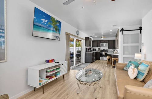 Hills T P House | Pearl Beach House - Walk to FMB, Pool & Hot Tub!