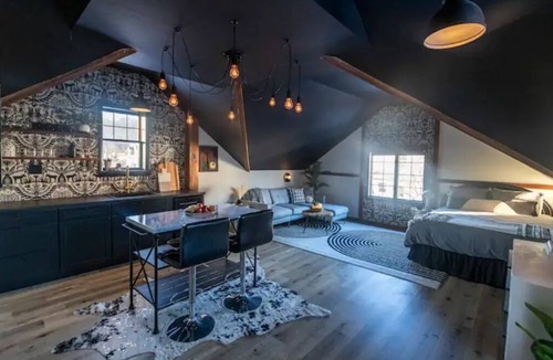 Peekskill House | Peekskill Carriage House Downtown Studio