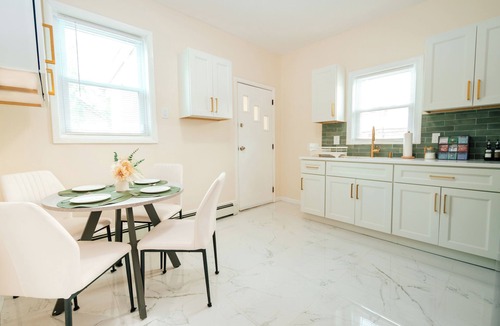 Belleville Apartment | Perfect 2-bedroom exclusive apartment with AC/laundry in Belleville