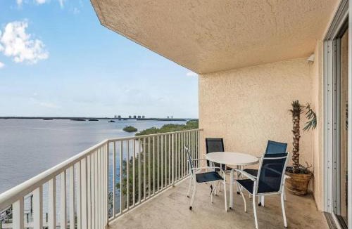 Fort Myers Beach House | Perfect Island Escape - Beach, Pool, Restaurant & More! -FMB Condo Island Paradise - Roelens
