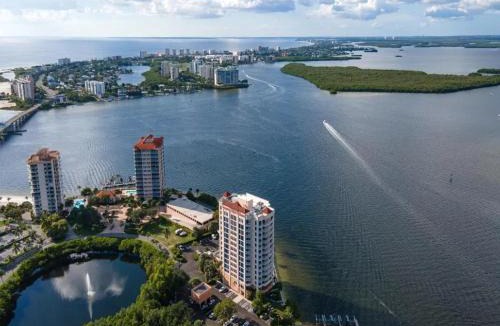Fort Myers Beach House | Perfect Island Escape - Beach, Pool, Restaurant & More! -FMB Condo Island Paradise - Roelens