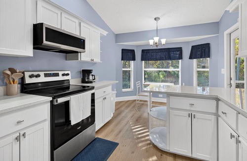 Crystal River Cottage | Pet friendly 3/2 home in Crystal River, minutes to manatees,springs and dinning.