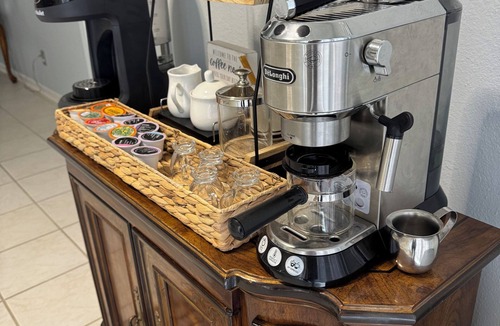 Carrollwood House | Pet-Friendly 3BR house 🐾 10 Min to Busch Gardens Airport Family Ready Coffee Bar