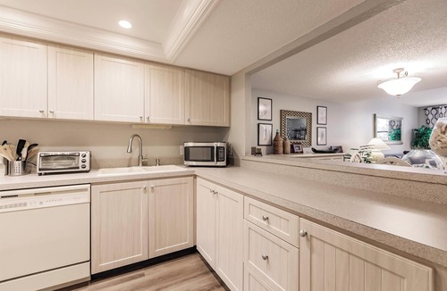 Siesta Key Condo | Pet-friendly condo a short walk from private beach & fishing dock on bay