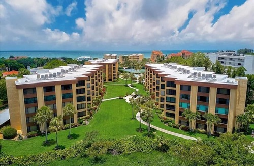 Siesta Key Condo | Pet-friendly condo a short walk from private beach & fishing dock on bay