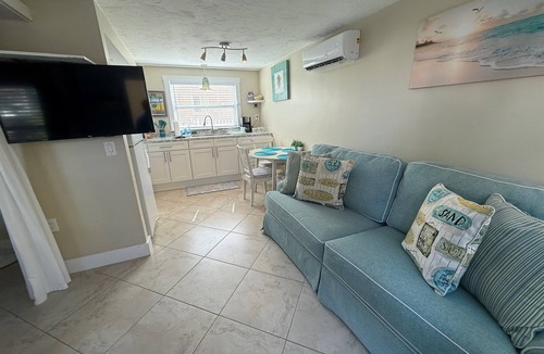 Pass-a-Grille House | Pet-Friendly Cozy Beach Bungalow | 1 Min to Pass-a-Grille Beach with Parking