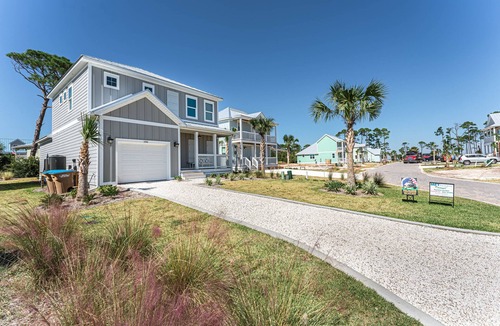 Cape San Blas House | Pet Friendly, Gulf View 4/3.5 Community pool/pickleball - clear bottom kayak