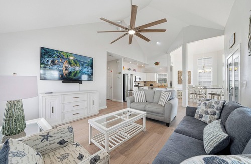 Crystal Shores House | Pet-Friendly | Steps to Beach | Pool