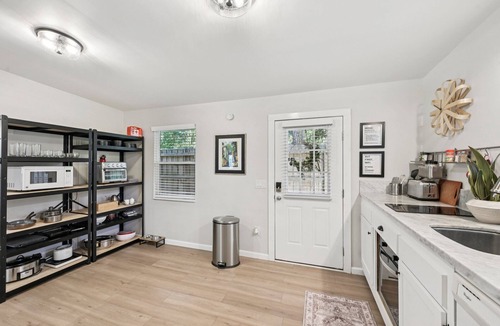 Mandarin House | Pet Friendly Studio with Private Fenced Yard