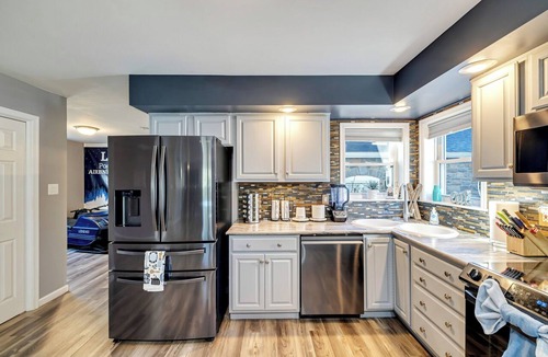 Stroudsburg Cabin | Pickleball, theater, game room, hot tub, & gym!