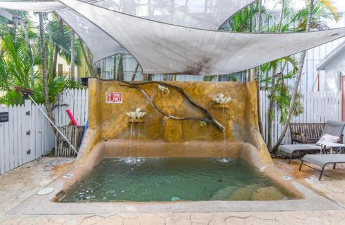Historic Seaport Apartment | Pilar Cottage - Harbor Walk Hideaways