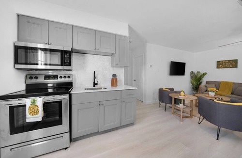 Naples Park Cottage | Pineapple Cottage unit 1