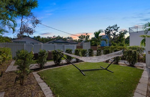 Gillespie Park Apartment | Pineapple Paradise #1 13 min to Beach Fire Pit