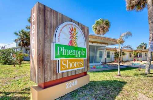 Bridgeport Heights Apartment | Pineapple Shores Retro Motel 9