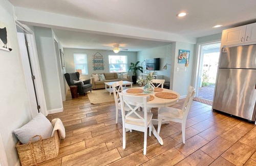 Southgate Apartment | Pinecraft 2BR Retreat Minutes to Siesta Key