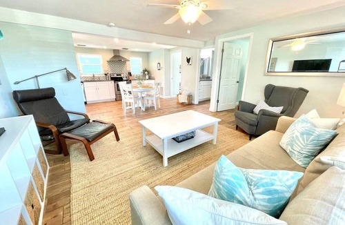 Southgate Apartment | Pinecraft 2BR Retreat Minutes to Siesta Key