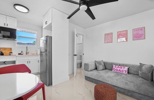 Fort Myers Beach Cottage | Pink Palm*Steps to Beach*Pool & Sofa Bed- Walk to Times Square, Fort Myers Beach