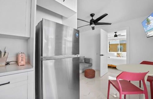 Fort Myers Beach Cottage | Pink Palm*Steps to Beach*Pool & Sofa Bed- Walk to Times Square, Fort Myers Beach