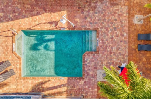 Fort Myers Beach Cottage | Pink Palm*Steps to Beach*Pool & Sofa Bed- Walk to Times Square, Fort Myers Beach