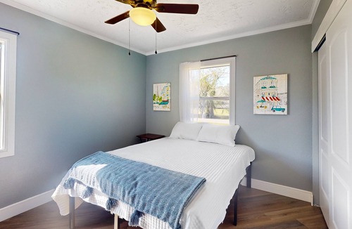 Parrish House | Pleasant Gulf Coast getaway with screened lanai & W/D - near golf & parks