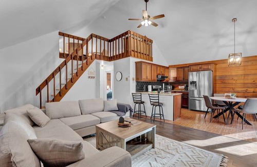 Long Pond Cabin | Pocono Log Cabin | Hot Tub | Lake Access | Firepit