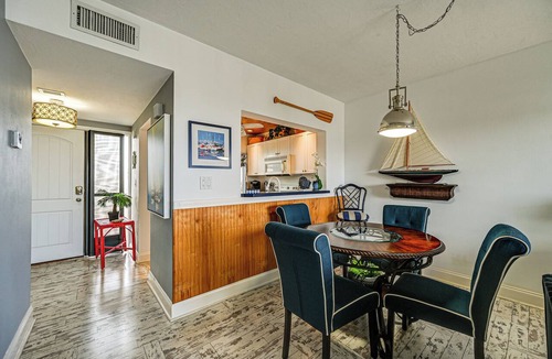 Old Naples Condo | Pool Access: Relaxing Naples Bay Extended Stay!