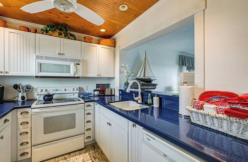 Old Naples Condo | Pool Access: Relaxing Naples Bay Extended Stay!