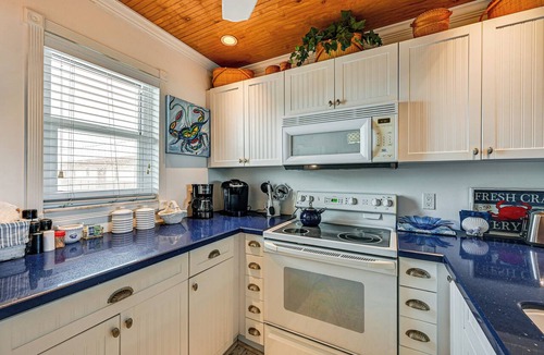 Old Naples Condo | Pool Access: Relaxing Naples Bay Extended Stay!