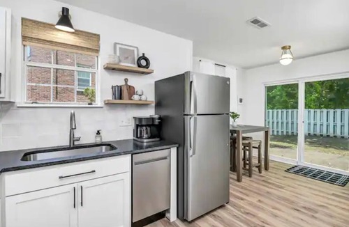 Columbia House | Poolside Pad - Monthly Stay - Near USC, Lexington, Ft Jackson, I-26 & I-20