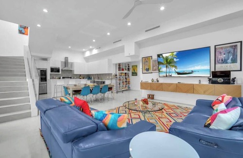 Northeast Coconut Grove House | Pop Art Paradise | Coconut Grove Pool Villa