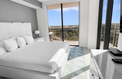 Doral Apartment | Premium 3BR City-View Suite w/Pool & Sauna Access