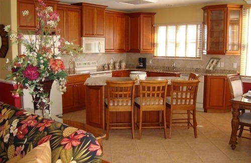 North End Condo | Premium Location - 5 Bedroom - 3 Baths - 1 Block from Beach