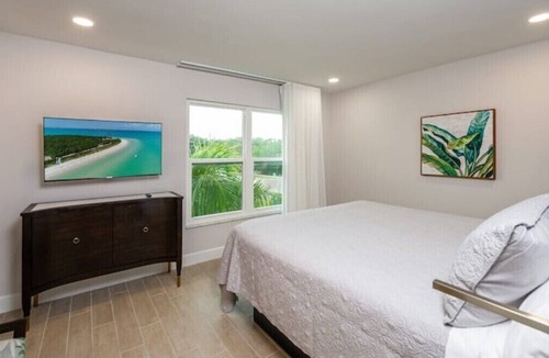 North Naples Hotel | Presidential Suite, exquisite bedroom, bathroom & fully equipped kitchen
