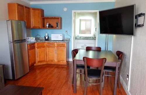 June Park House | Prime Location! 3 Comfortable Units, Free Parking, Near Melbourne Greyhound Park