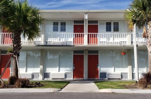 June Park House | Prime Location! 3 Comfortable Units, Free Parking, Near Melbourne Greyhound Park
