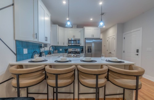 East Newark Apartment | Pristine Pad, Sleep 12, Free parking, 3BRs, 20%OFF