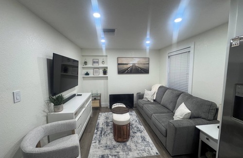 Greater Northdale Apartment | Private 1 bedroom 1 bathroom guest apt, full kitchen, private driveway/entrance