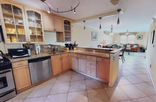 Siesta Key Condo | Private Beach | Bayside Corner Unit | Walk to Turtle Beach | 2 Heated Pools | Dog Friendly!