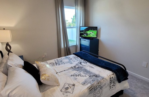 Vero Beach House | Private guest room in a shared house 10 minutes form the beach!