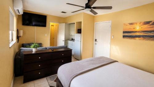 Lauderdale Lakes House | Private Guest Suite with Separate Entrance & Kitchen