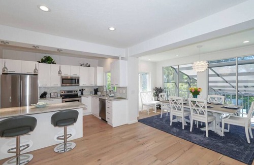 Saint Armands Key House | Private Heated Pool & Hot Tub Near St. Armands Close to the Beach