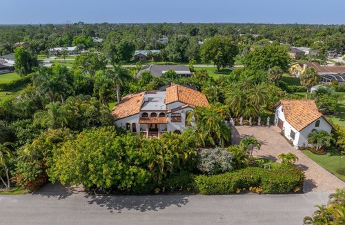 Biggar House | Private Serene Florida Estate Near Beaches