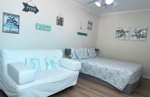 Largo House | Private Suite with Private Gym&Patio, Minutes to Beaches, Up to 4 Guests