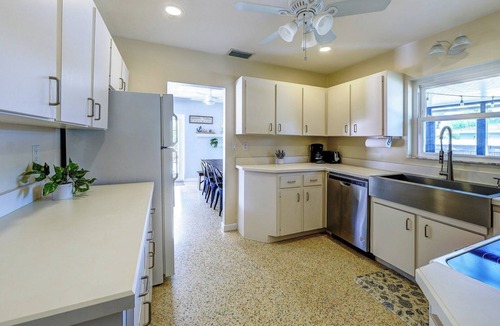 Gulf Gate Estates House | Private Swim Spa-Lanai | 3BR Near Siesta Key | Coastal Getaway | Sleeps10