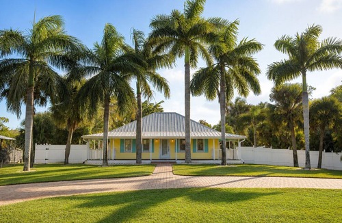 Jupiter Farms House | Private Tropical Farm Escape — Tiki Hut Pool & Hot Tub - Pet Friendly Stay!