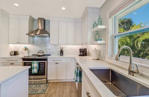 Naples Park House | Private Tropical Oasis - Summer/Fall Reduced 10% - Heated Pool/Spa - 1 Mile to Beach!