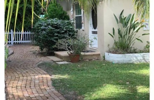 Fort Myers Beach Cottage | Quaint beautiful backyard sanctuary